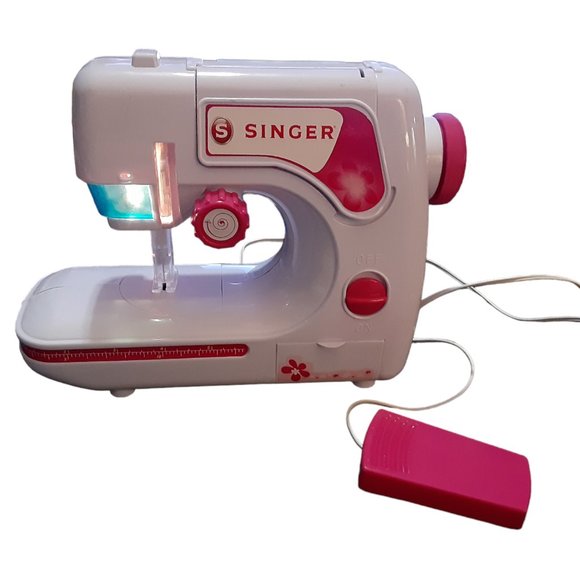 Kid's Singer Sewing Machine Toy Working (Read) - Picture 1 of 2